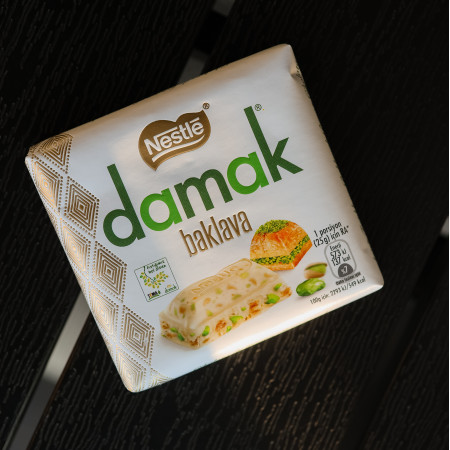 Белый шоколад Damak с фисташками