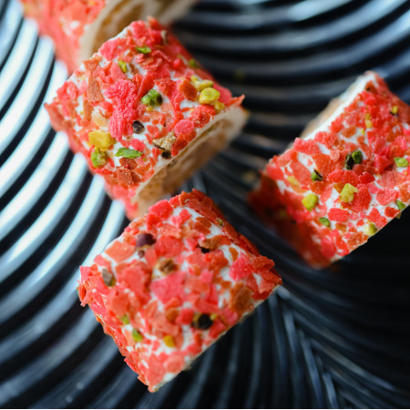 Рахат-лукум с хрустящей пахлавой и клубникой